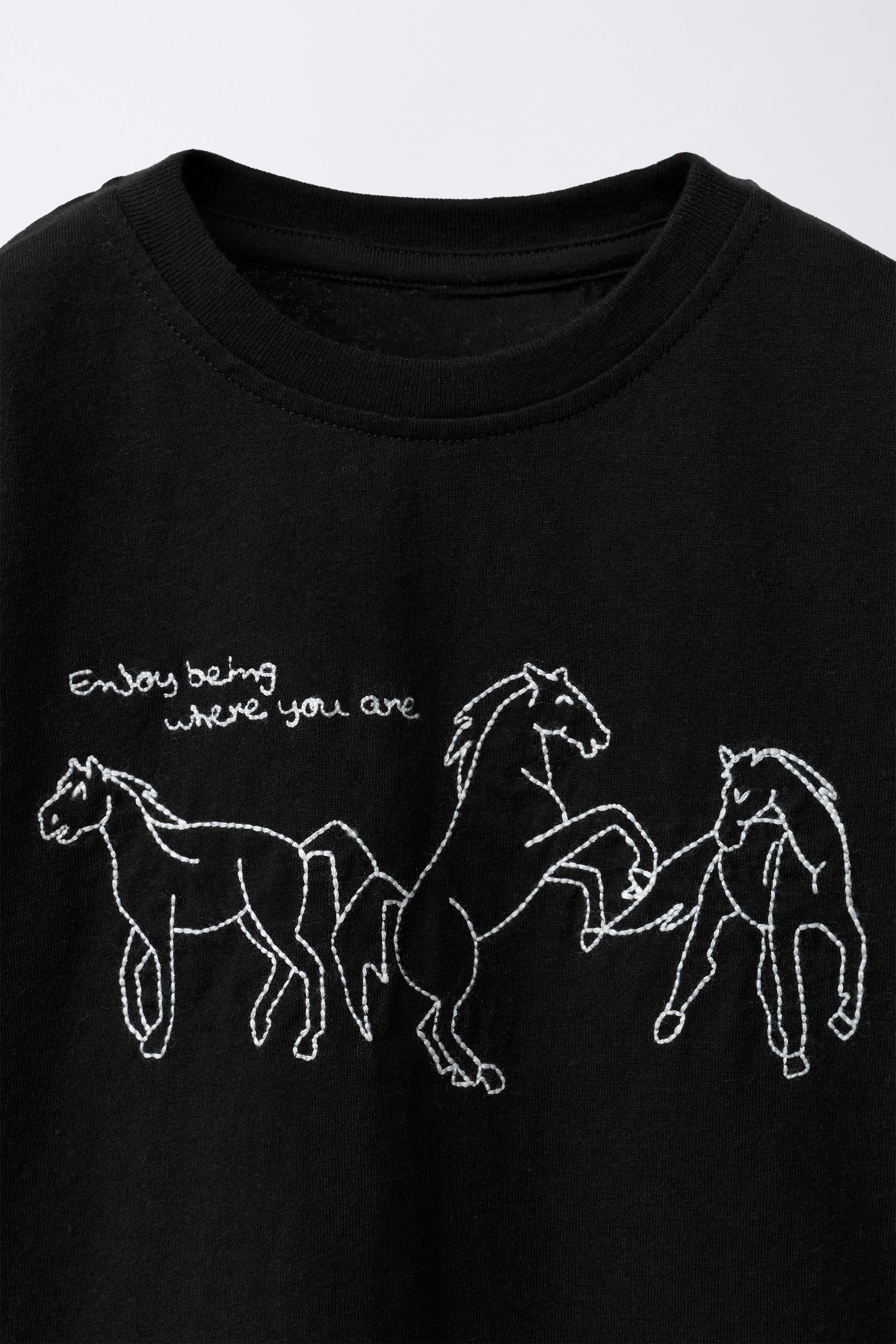 EMBROIDERED HORSES T-SHIRT